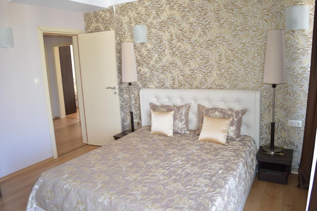 Deluxe One-Bedroom Apartment
